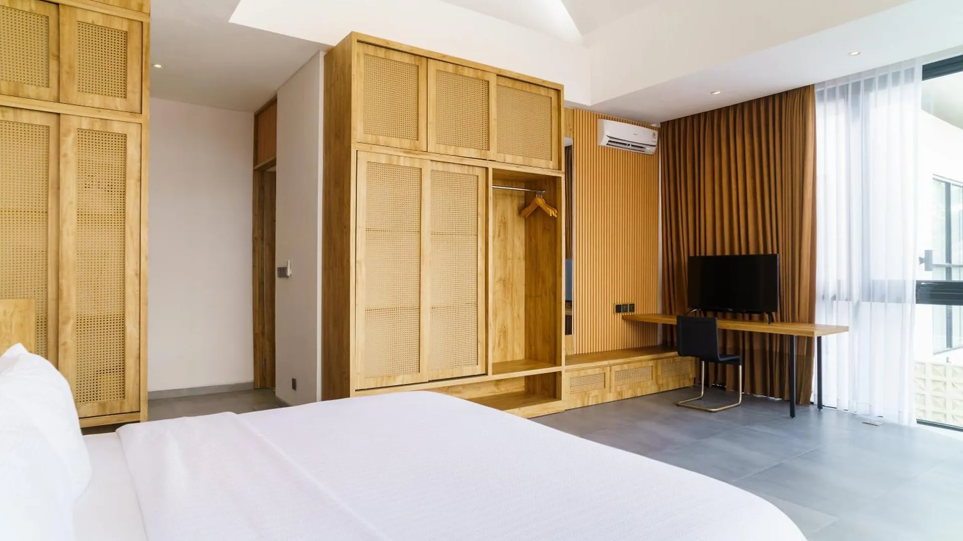 New 3 Bedroom Villa With Rooftop Central Seminyak