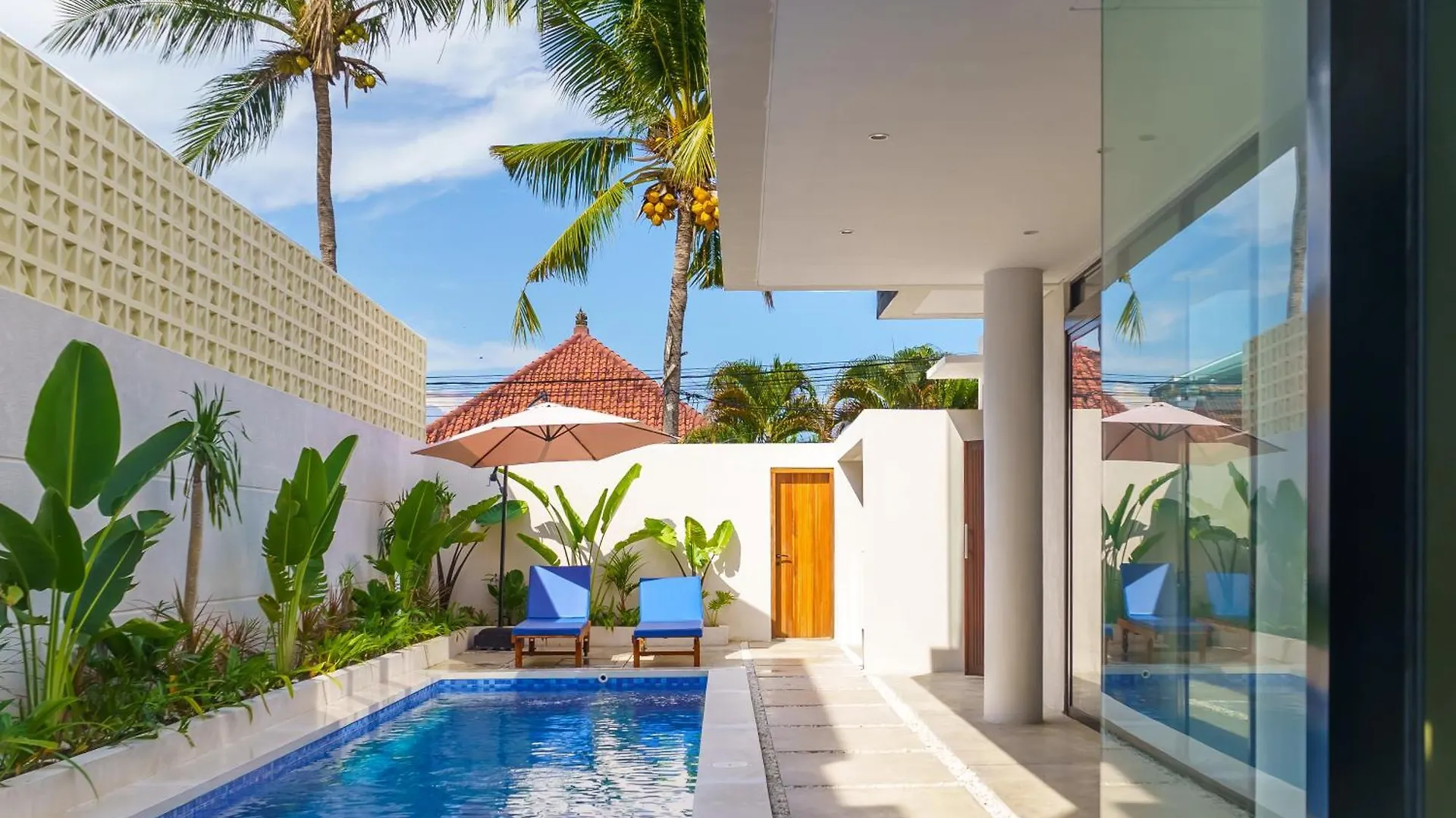 New 3 Bedroom Villa With Rooftop Central Seminyak