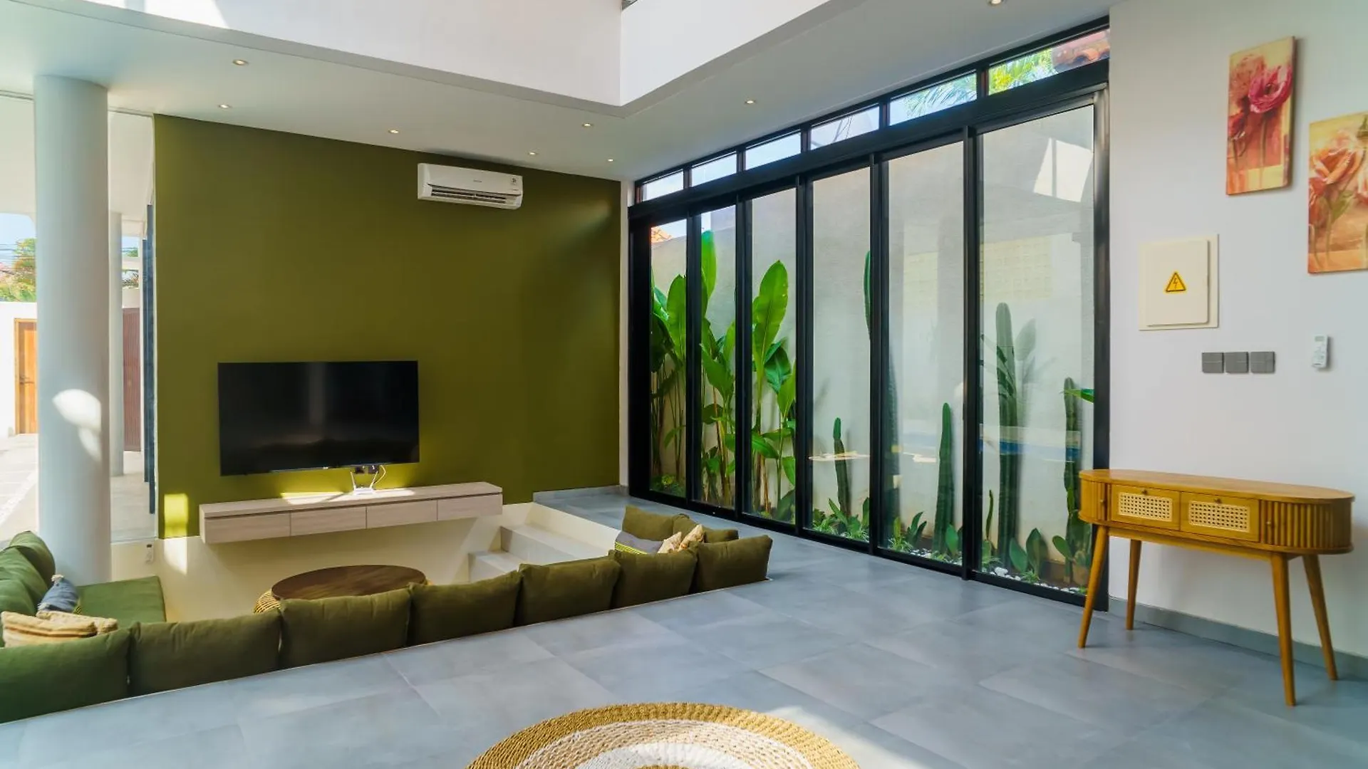 New 3 Bedroom Villa With Rooftop Central Seminyak Indonesien